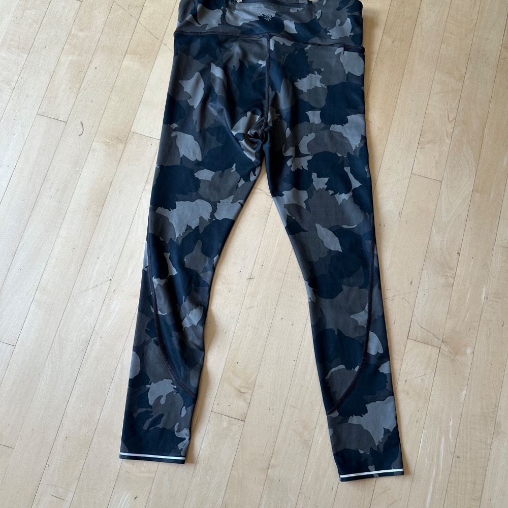 Athleta Ultimate Stash Pocket Camo 7/8 Tight , S - Picture 7 of 7